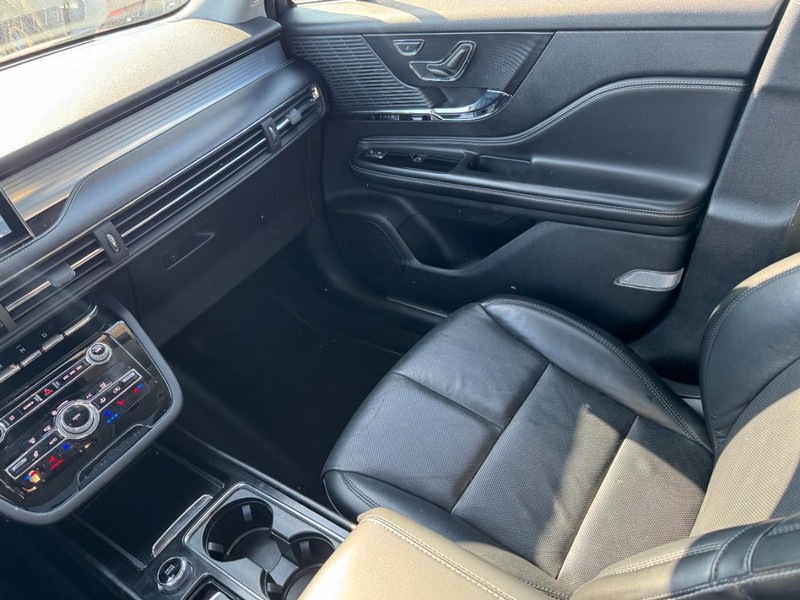 Lincoln Corsair Vehicle Full-screen Gallery Image 11