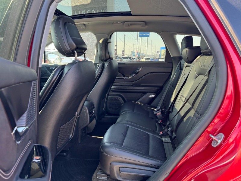 Lincoln Corsair Vehicle Full-screen Gallery Image 12