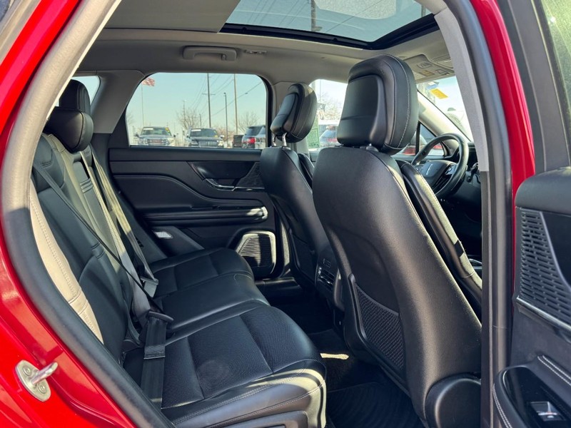 Lincoln Corsair Vehicle Full-screen Gallery Image 13