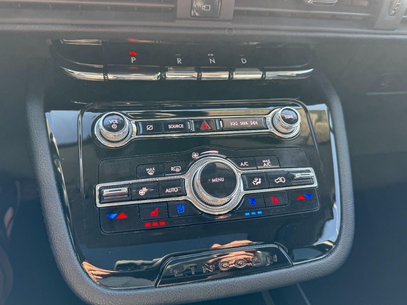 Lincoln Corsair Vehicle Full-screen Gallery Image 17