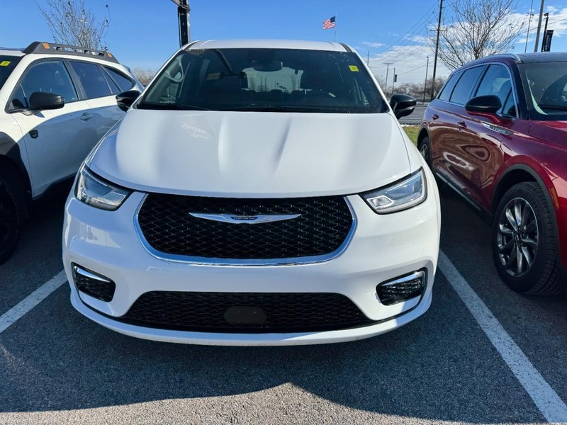 Chrysler Pacifica Vehicle Full-screen Gallery Image 02