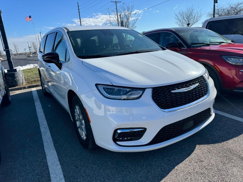 Chrysler Pacifica Vehicle Full-screen Gallery Image 03