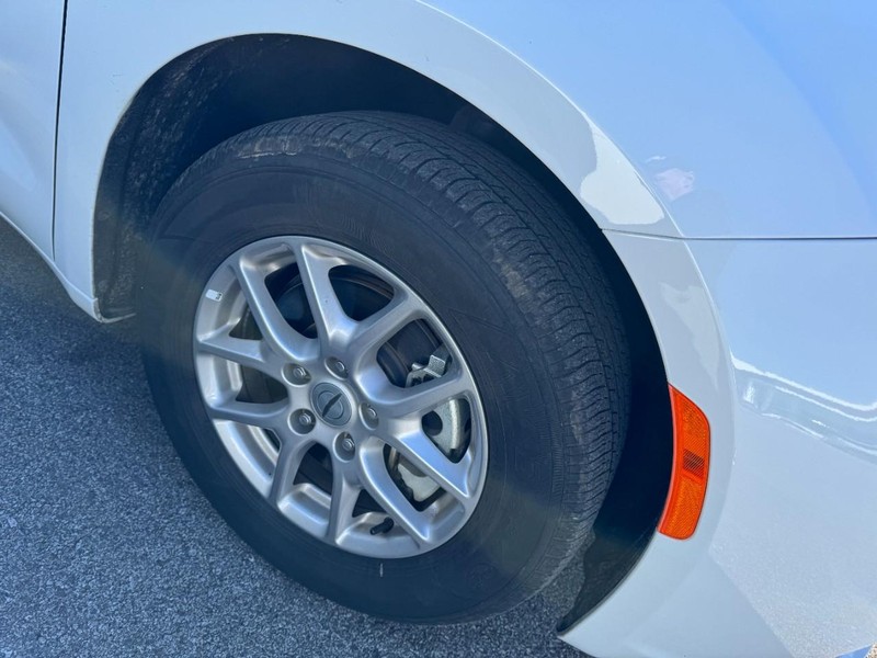 Chrysler Pacifica Vehicle Full-screen Gallery Image 04