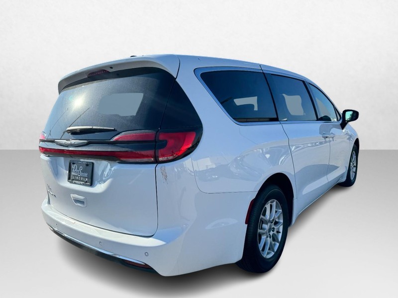 Chrysler Pacifica Vehicle Full-screen Gallery Image 05