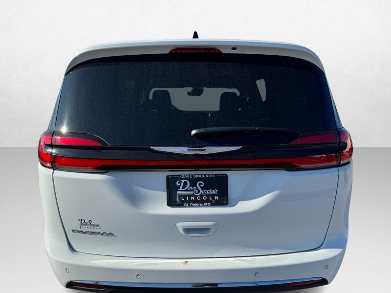 Chrysler Pacifica Vehicle Full-screen Gallery Image 06