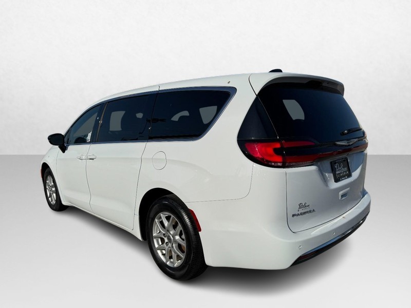 Chrysler Pacifica Vehicle Full-screen Gallery Image 07