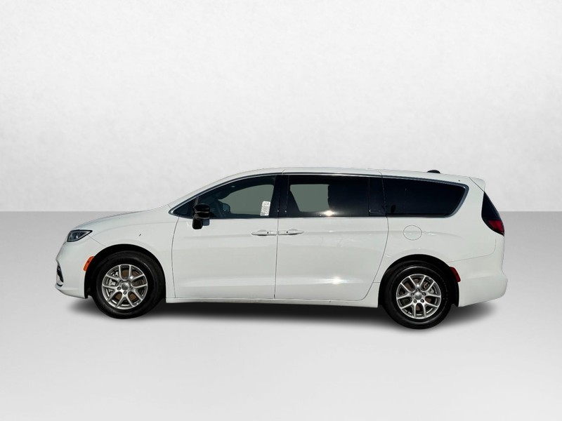 Chrysler Pacifica Vehicle Full-screen Gallery Image 08