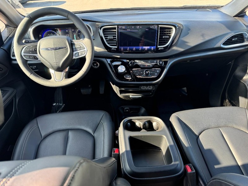 Chrysler Pacifica Vehicle Full-screen Gallery Image 09