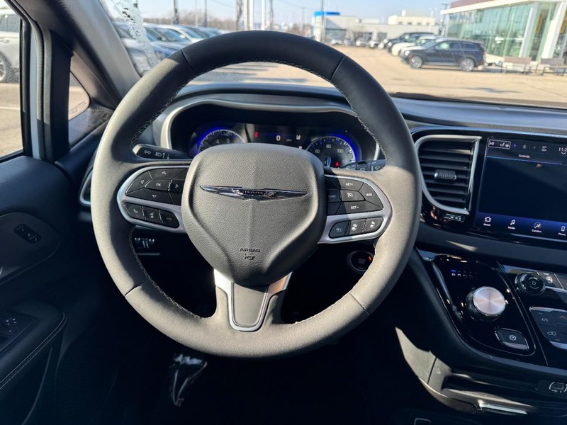 Chrysler Pacifica Vehicle Full-screen Gallery Image 10