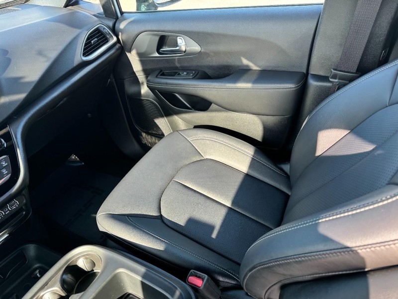 Chrysler Pacifica Vehicle Full-screen Gallery Image 11