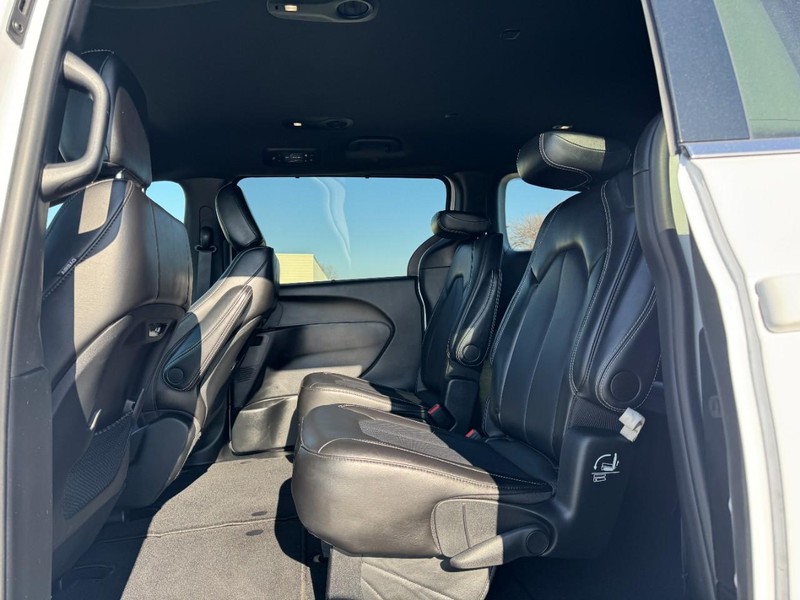 Chrysler Pacifica Vehicle Full-screen Gallery Image 12