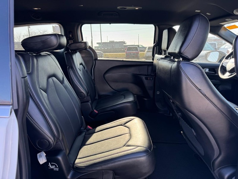 Chrysler Pacifica Vehicle Full-screen Gallery Image 13