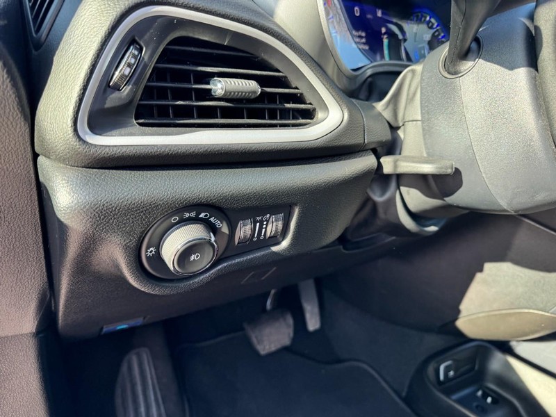 Chrysler Pacifica Vehicle Full-screen Gallery Image 14