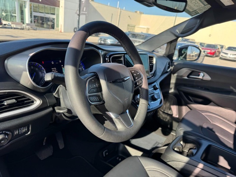 Chrysler Pacifica Vehicle Full-screen Gallery Image 15