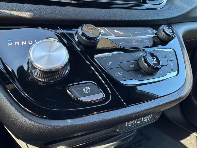 Chrysler Pacifica Vehicle Full-screen Gallery Image 17