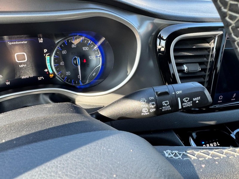 Chrysler Pacifica Vehicle Full-screen Gallery Image 21