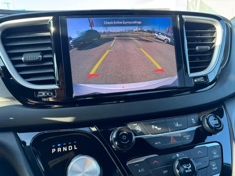 Chrysler Pacifica Vehicle Full-screen Gallery Image 24