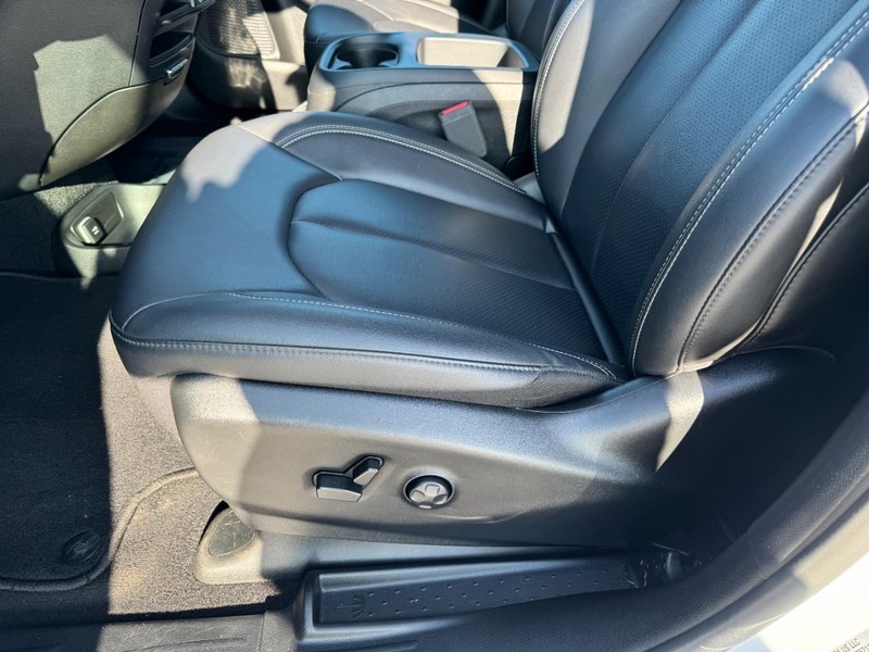 Chrysler Pacifica Vehicle Full-screen Gallery Image 26