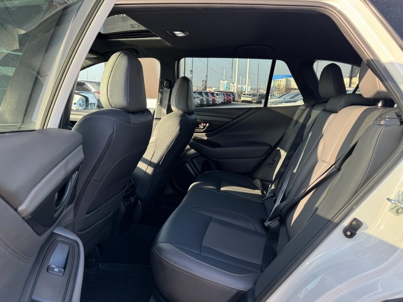 Subaru Outback Vehicle Full-screen Gallery Image 12