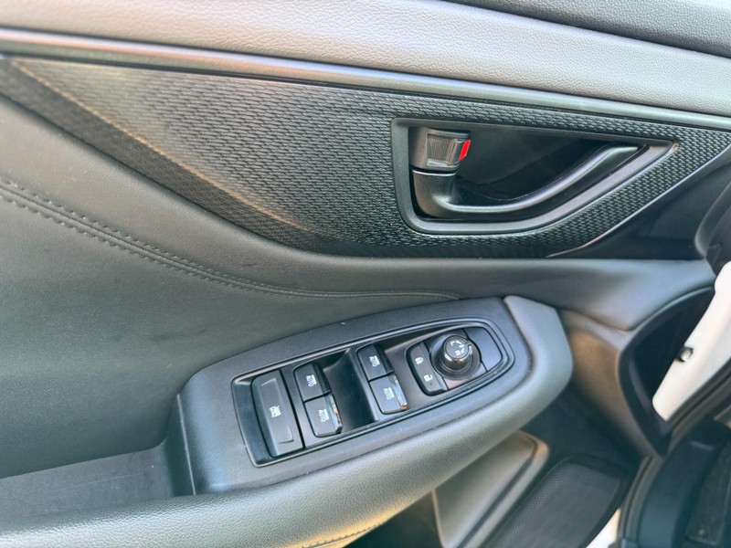 Subaru Outback Vehicle Full-screen Gallery Image 25