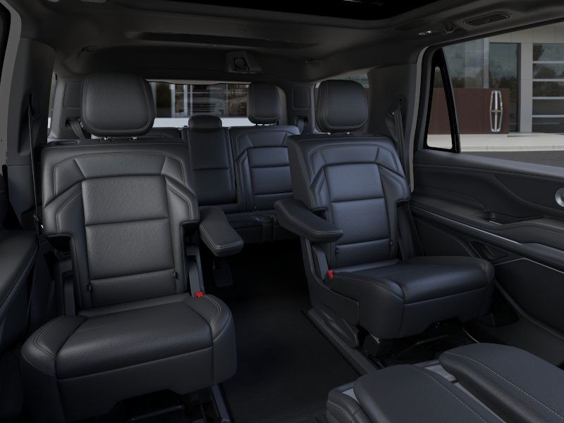 Lincoln Navigator Vehicle Full-screen Gallery Image 11