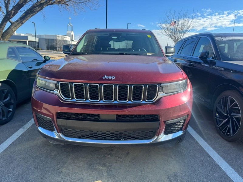 Jeep Grand Cherokee L Vehicle Full-screen Gallery Image 02