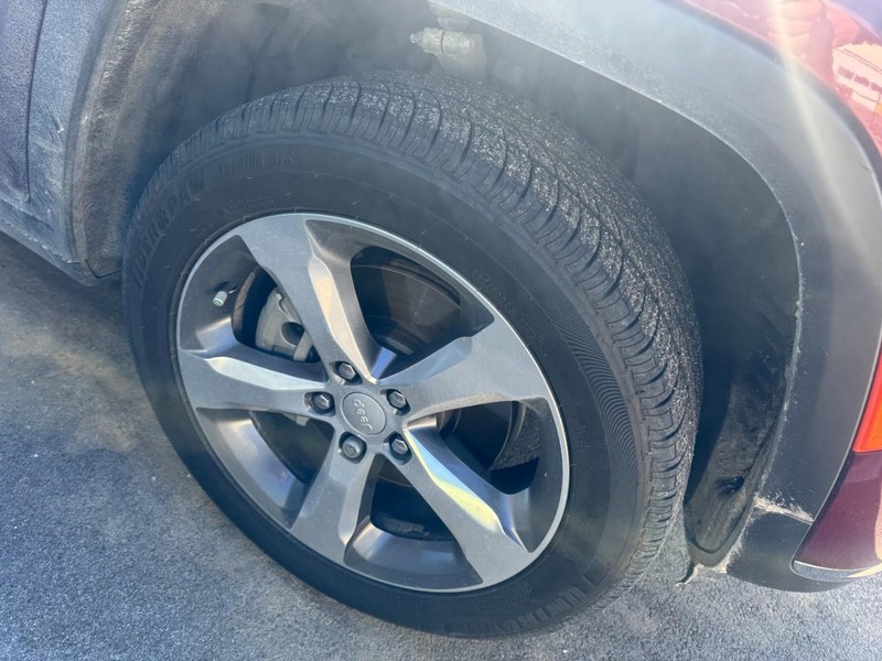 Jeep Grand Cherokee L Vehicle Full-screen Gallery Image 04