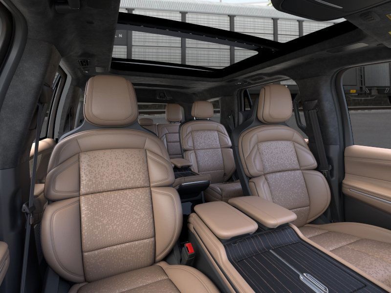 Lincoln Navigator Vehicle Full-screen Gallery Image 10