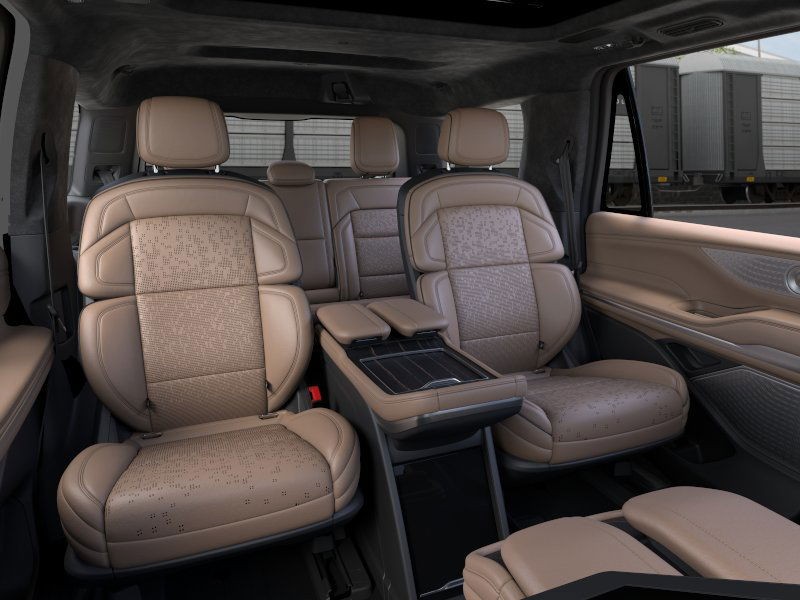 Lincoln Navigator Vehicle Full-screen Gallery Image 11