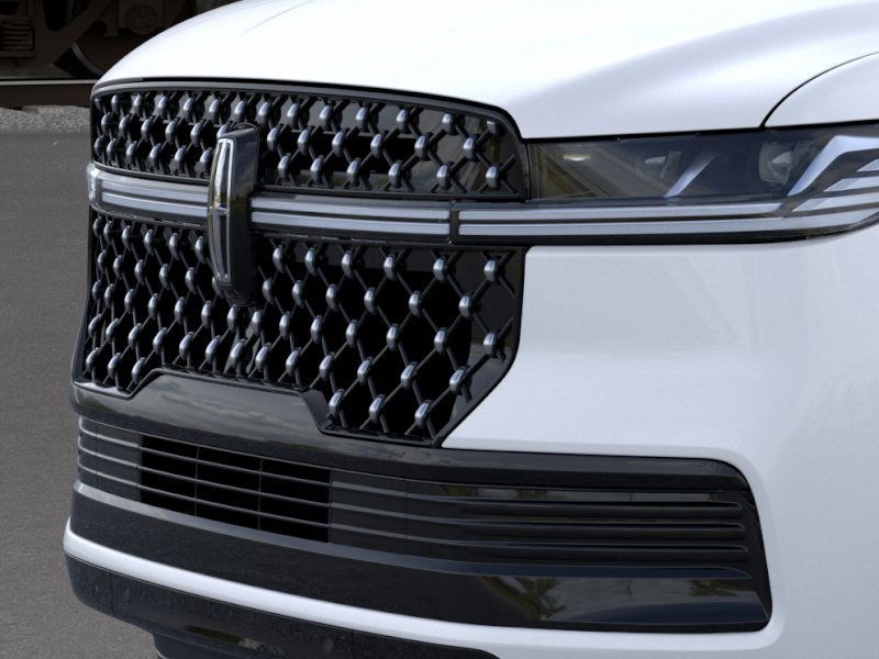 Lincoln Navigator Vehicle Full-screen Gallery Image 17