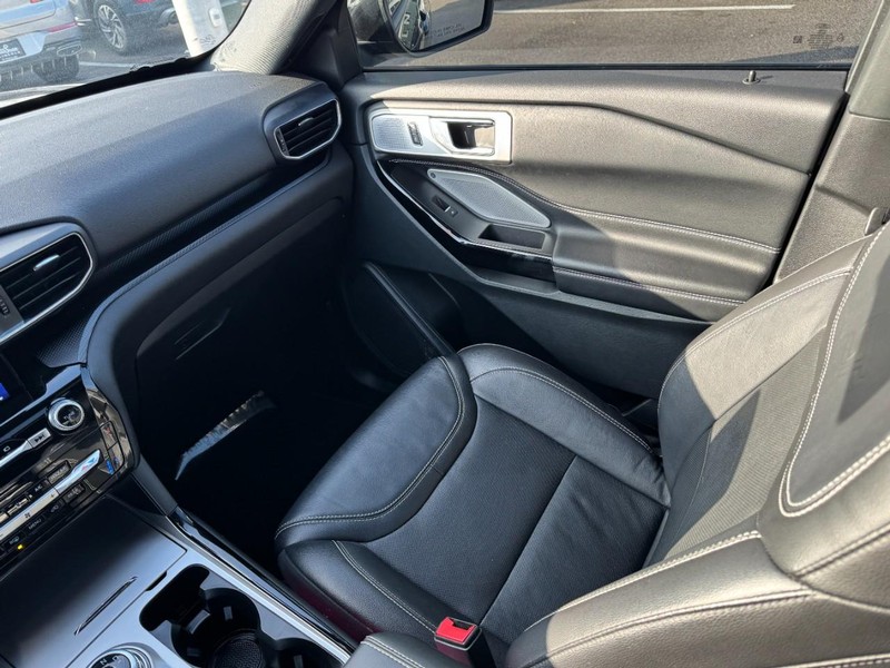 Ford Explorer Vehicle Full-screen Gallery Image 11