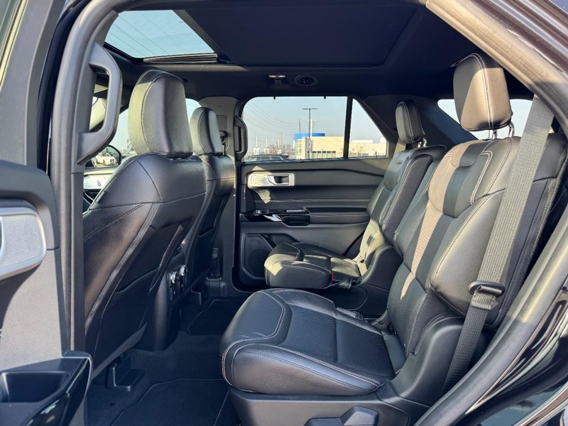 Ford Explorer Vehicle Full-screen Gallery Image 12