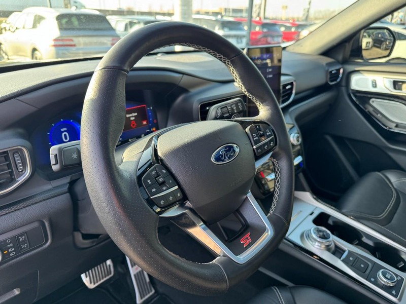 Ford Explorer Vehicle Full-screen Gallery Image 15