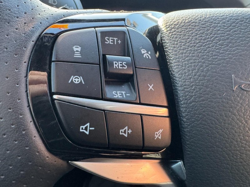 Ford Explorer Vehicle Full-screen Gallery Image 18