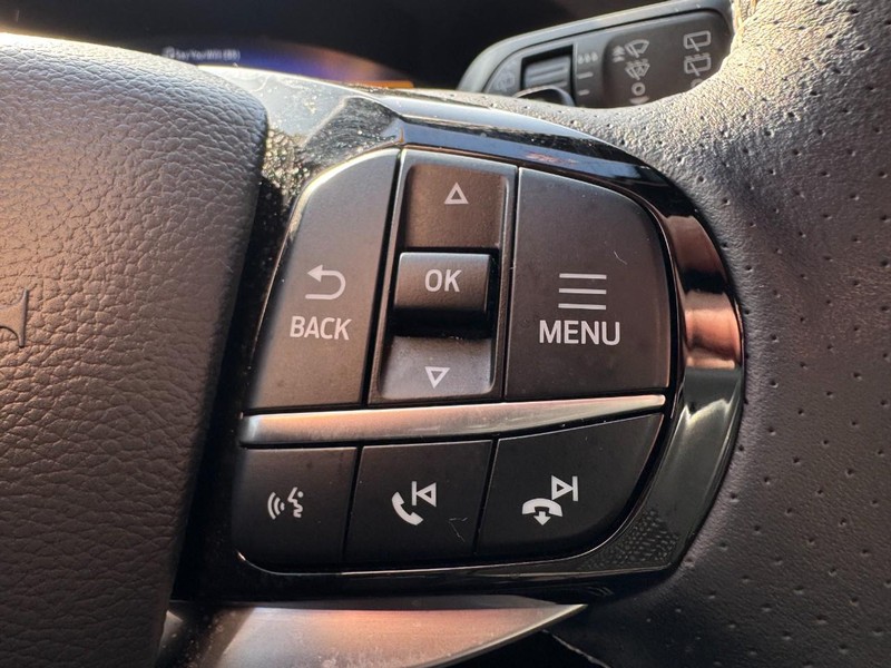 Ford Explorer Vehicle Full-screen Gallery Image 19