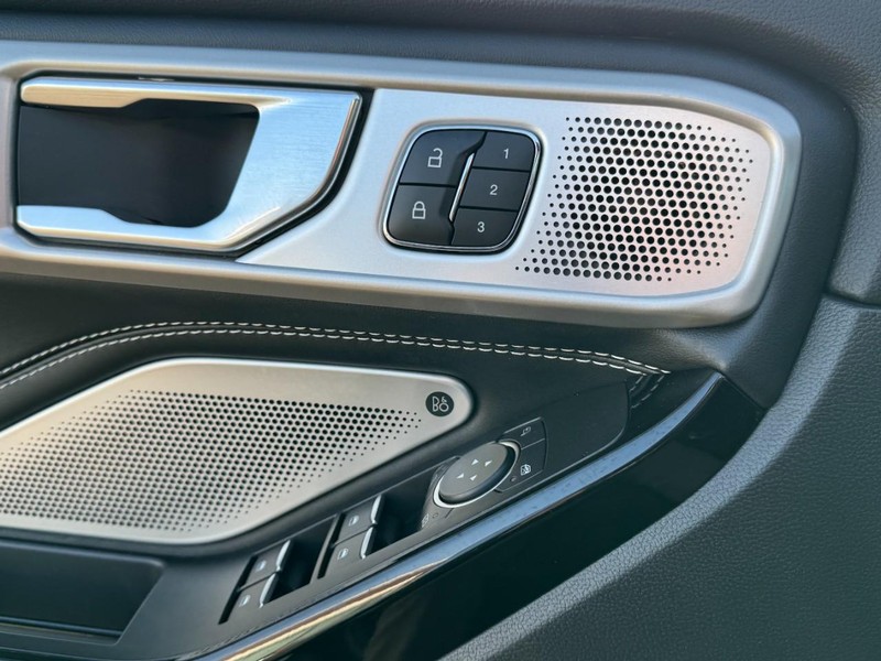 Ford Explorer Vehicle Full-screen Gallery Image 25