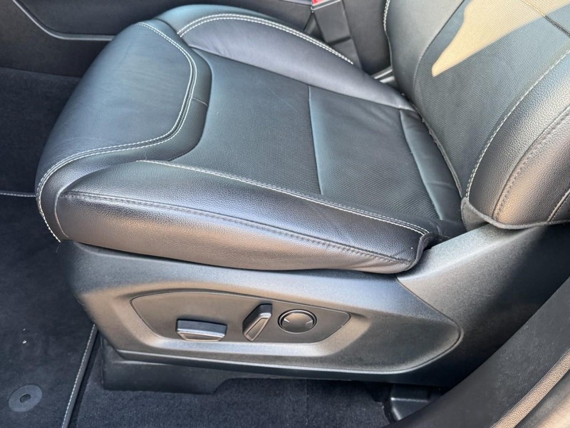 Ford Explorer Vehicle Full-screen Gallery Image 26