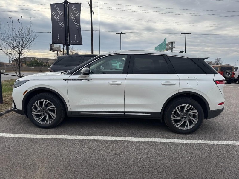 Lincoln Corsair Vehicle Full-screen Gallery Image 02