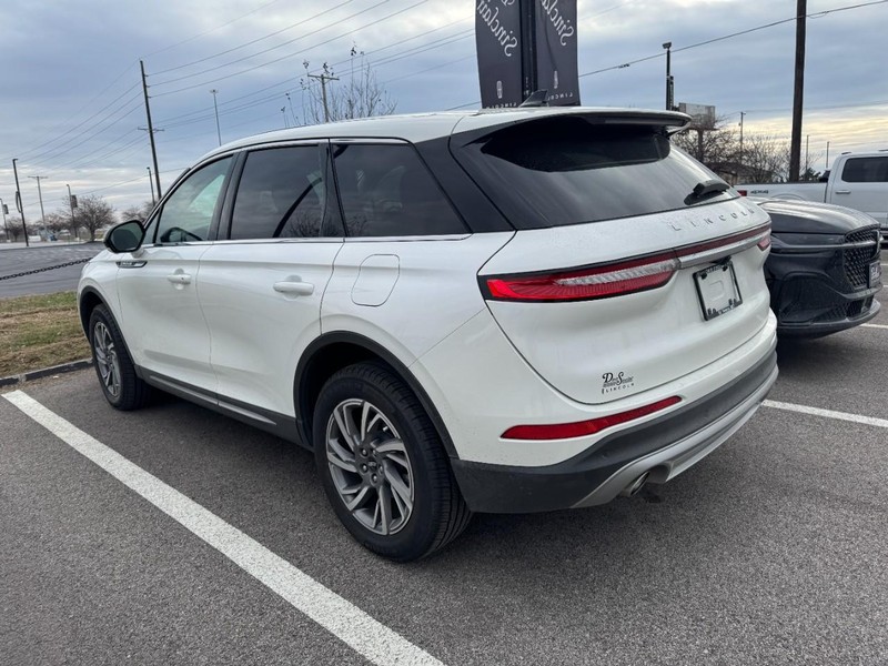 Lincoln Corsair Vehicle Full-screen Gallery Image 03