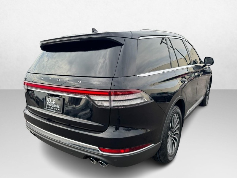 Lincoln Aviator Vehicle Full-screen Gallery Image 05