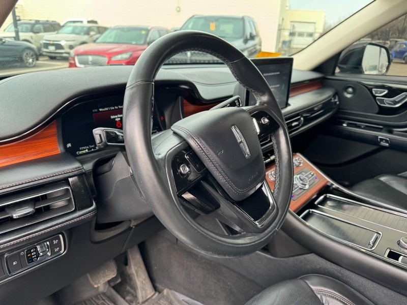 Lincoln Aviator Vehicle Full-screen Gallery Image 15