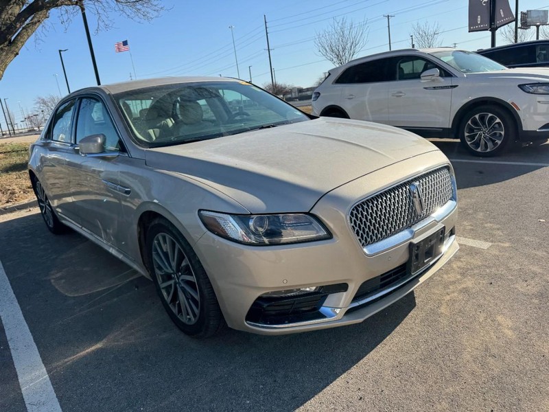 Lincoln Continental Vehicle Full-screen Gallery Image 03