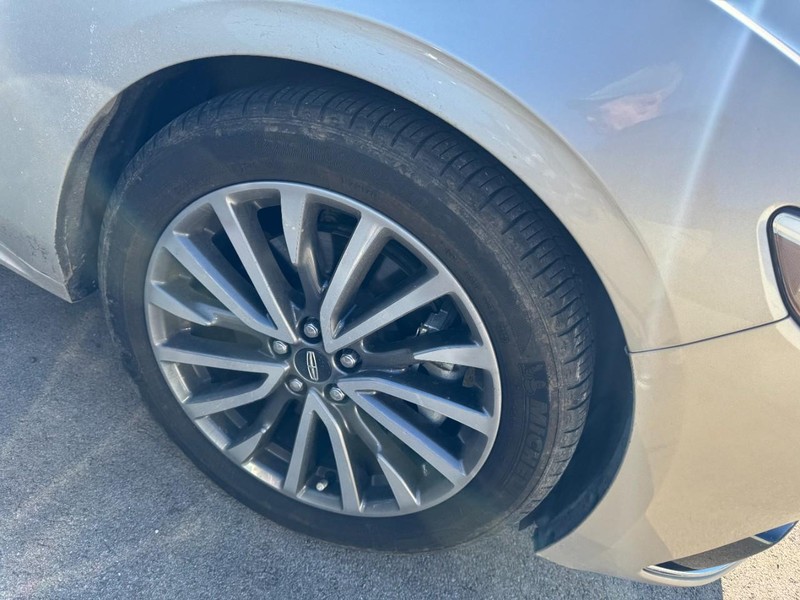 Lincoln Continental Vehicle Full-screen Gallery Image 04