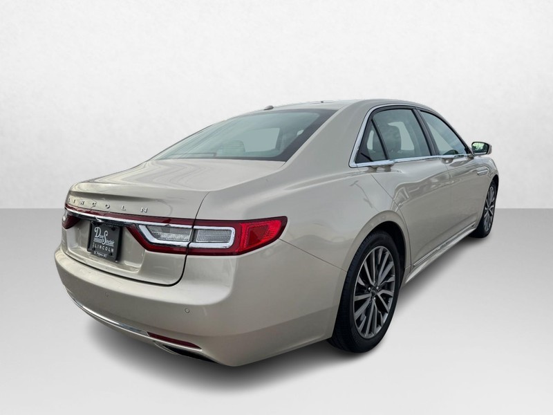 Lincoln Continental Vehicle Full-screen Gallery Image 05