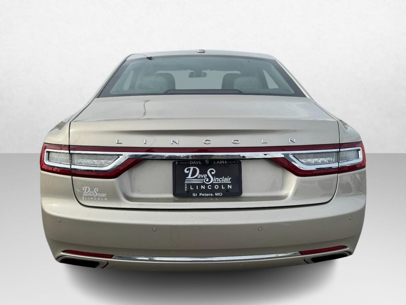 Lincoln Continental Vehicle Full-screen Gallery Image 06