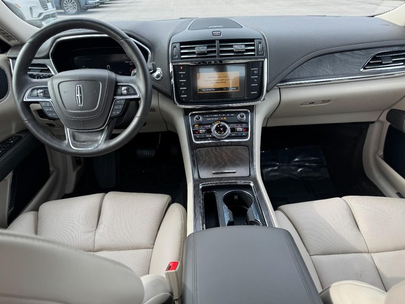 Lincoln Continental Vehicle Full-screen Gallery Image 09