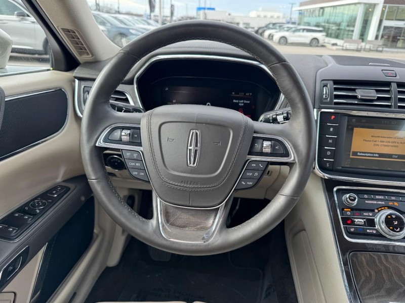 Lincoln Continental Vehicle Full-screen Gallery Image 10