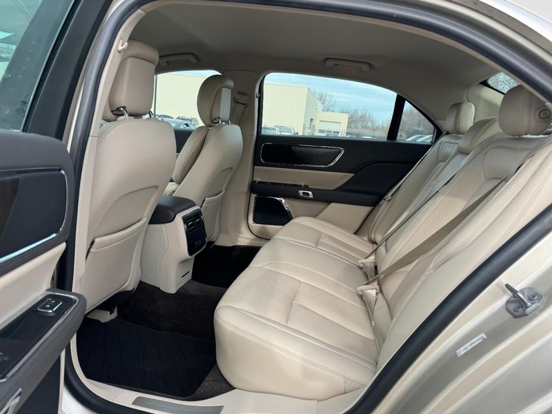 Lincoln Continental Vehicle Full-screen Gallery Image 12