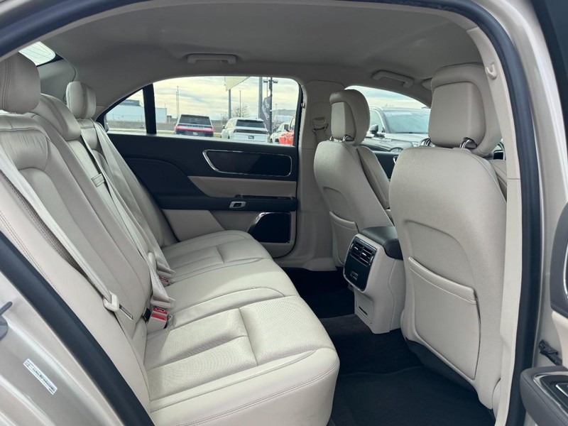 Lincoln Continental Vehicle Full-screen Gallery Image 13