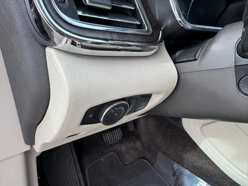 Lincoln Continental Vehicle Full-screen Gallery Image 14